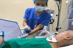 Người mẹ ung thư nỗ lực sinh con bất ngờ tỉnh lại