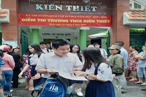 Các thí sinh thi tiếng Đức tại điểm thi trường THCS Kiến Thiết, quận 3