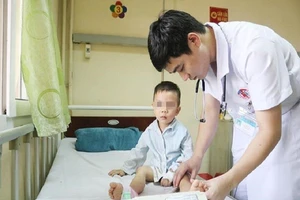 Mắc hội chứng lạ, bé 3 tuổi liệt hai chân sau giấc ngủ trưa