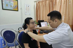 Nhờ thầy lang chữa bệnh, cô gái bị loét vùng cổ trầm trọng