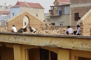 8 học sinh bị phạt lên mái nhà đẽo gạch dưới trời nắng gắt