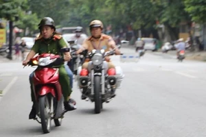 Công an hú còi 'hộ tống' thí sinh ngủ muộn đến phòng thi