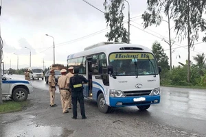 Từ 15-7 sẽ kiểm tra bất kỳ xe khách, container nào đi đường 