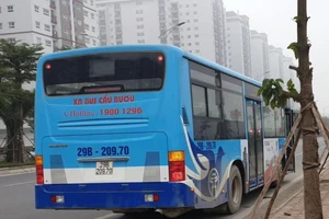 Tài xế xe buýt bị phạt nồng độ cồn, khách phải chuyển xe