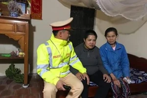 CSGT xuyên đêm rét đưa người phụ nữ lang thang về quê ăn Tết
