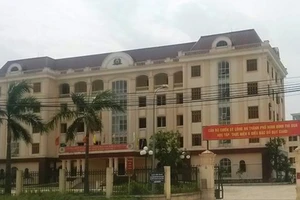 Xe chở phạm nhân lao vào cột đèn, 1 đại úy công an hy sinh 