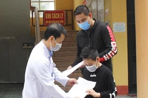 Bé trai người Anh nhiễm COVID-19 được Việt Nam chữa khỏi bệnh