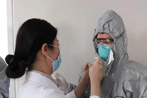 Thêm 3 ca mắc từ nước ngoài về, Việt Nam có 222 ca COVID-19