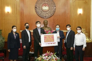 Bộ Y tế tiếp nhận tiền và thiết bị xét nghiệm chống dịch COVID