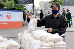 Trường đại học ở Hà Nội góp 15 tấn gạo tặng người nghèo