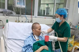 Bác gái bệnh nhân 17 hồi phục ngoạn mục, vẫy tay chào bác sĩ 