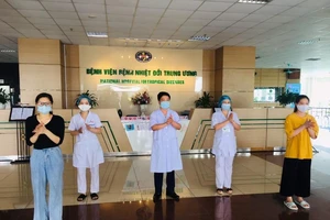 Các bệnh nhân COVID-19 được xuất viện ngày 18-5 tại BV Bệnh Nhiệt đới Trung ương. Ảnh: HÀ PHƯỢNG