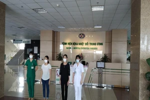 Hai bệnh nhân vừa được công bố khỏi bệnh COVID-19 ngày 21-5. Ảnh: HP