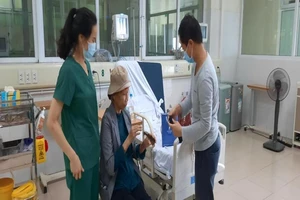 Bệnh nhân COVID-19 nặng nhất miền Bắc xuất viện bay về TP.HCM