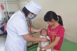 Bị bỏ quên trên ô tô dưới trời nắng nóng, bé 19 tháng hôn mê