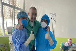 Phi công người Anh đứng được, đang tập đi