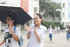 Thi lớp 10 ở Hà Nội: 'Chưa thấy đề tiếng Anh nào dễ như vậy' 