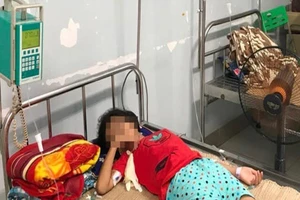 Bé 11 tuổi nguy kịch vì người bán nước đưa nhầm chai axit