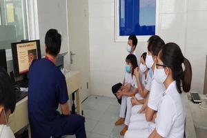 Chi viện chuyên gia điều trị, xét nghiệm cho Huế, Quảng Nam