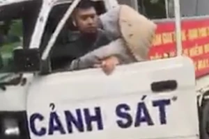 Trung úy công an mặc quần soóc, áo phông đi dẹp hàng rong