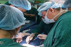 Cứu sống bé trai 7 tuổi bị kéo đâm xuyên cổ