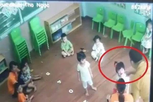 Bộ GD&ĐT yêu cầu xử nghiêm vụ bé 2 tuổi bị bố bạn bạo hành 