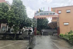 Người đàn ông giật tóc, tát bé 2 tuổi ra trình diện công an