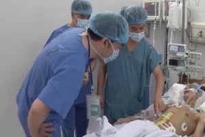 Lần đầu tiên bác sĩ Việt Nam ghép ruột thành công