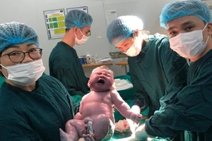 Hà Nội: Bé trai chào đời nặng gần 6kg