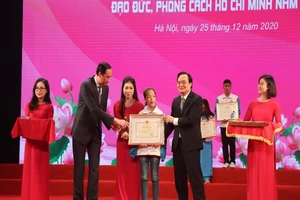 Cô bé không tay Linh Thị Hồng nhận bằng khen của Bộ GD&ĐT