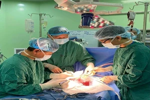 Cắt bỏ 1 phần gan cứu bé 14 ngày tuổi có khối u máu lớn