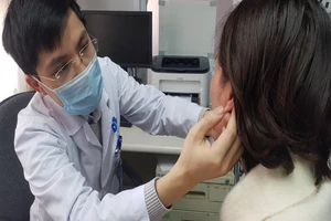 Đua nhau tiêm filler tạo tai Phật thay đổi tướng số