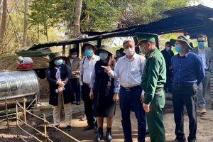 Bộ trưởng Bộ Y tế: Nếu để vượt biên kéo dài sẽ rất căng thẳng!