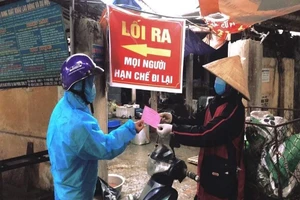 Dịch COVID-19: Người dân TP Chí Linh dùng tem phiếu đi chợ