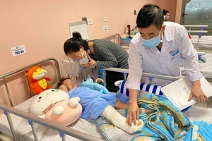 Bé gái rơi từ tầng 13 chung cư sắp được xuất viện