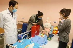 Bé gái rơi từ tầng 13 chung cư được xuất viện