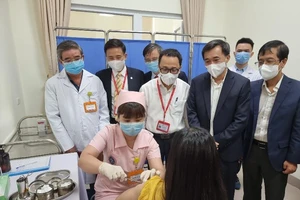 Cận cảnh 6 người tiêm thử vaccine ngừa COVID-19 COVIVAC 