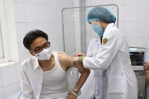 Phó thủ tướng Vũ Đức Đam tiêm thử nghiệm vaccine COVID-19