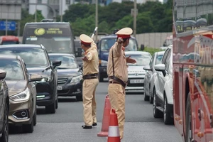 CSGT ‘mở đường’ cho người dân trở lại Hà Nội, TP.HCM sau lễ