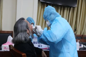 Tạm thời kéo dài thời gian cách ly tập trung trên 14 ngày