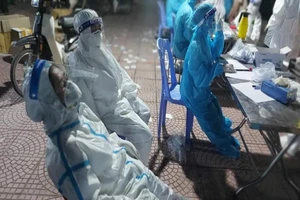 Lấy mẫu dưới nắng nóng 40 độ C, nhiều nhân viên y tế ngất xỉu