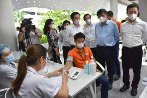 Những người cần thận trọng trong tiêm chủng vaccine COVID-19