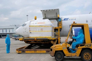 Hơn 1,1 triệu liều vaccine COVID-19 của AstraZeneca đến sân bay Nội Bài