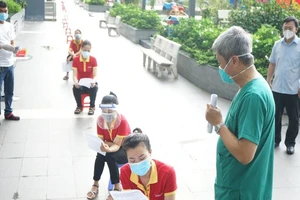 Thứ trưởng Nguyễn Trường Sơn hướng dẫn người dân tự lấy mẫu xét nghiệm COVID-19