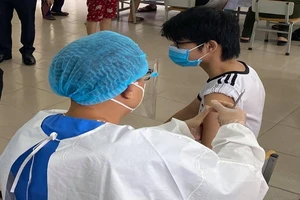 'Đẩy nhanh tiêm chủng và xét nghiệm diện rộng như Hà Nội là đúng đắn'