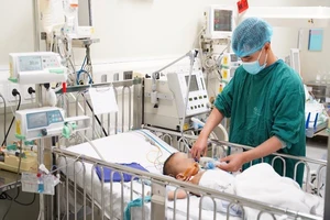 Bé 20 tháng tuổi nguy kịch vì mẹ đắp thuốc lá vào bộ phận sinh dục trị nhọt