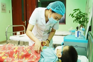 Bác sĩ phẫu thuật giúp bé trai thoát cảnh tiểu ngồi như con gái