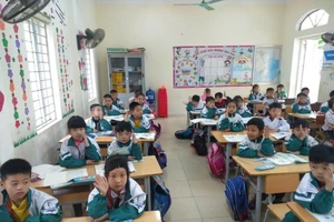 Ca COVID tăng cao, thêm 14 địa phương cho học sinh trở lại học trực tuyến 