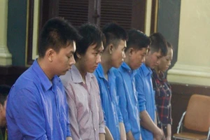 Băng cướp dùng gái quê 'nhử' đại gia lãnh án