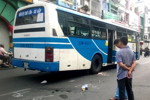 Ngồi tránh nắng, một phụ nữ bị xe buýt cán qua người